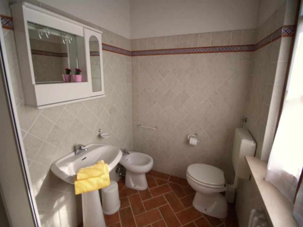 A bathroom at Authentic farmhouse in Castiglion Fiorentino with organic wines
