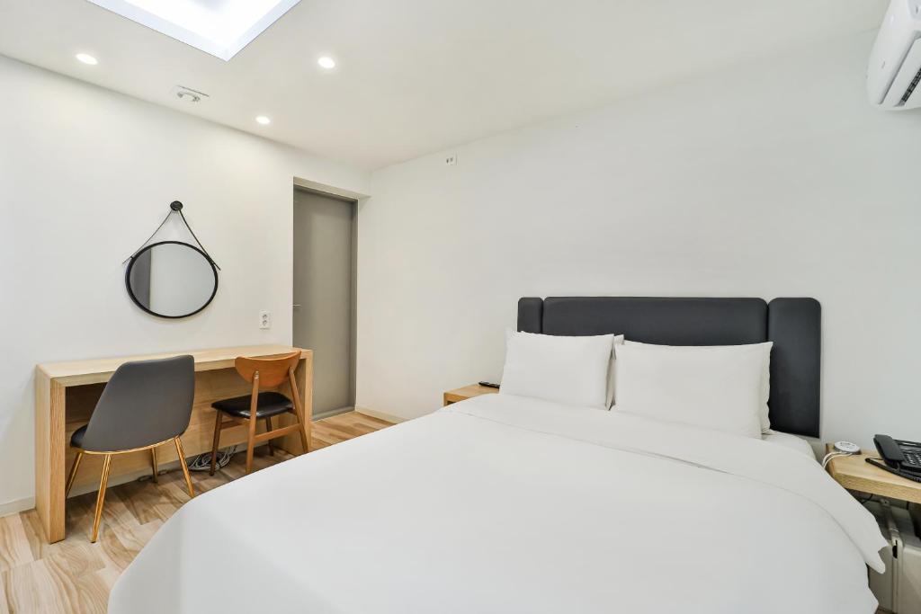 Postel nebo postele na pokoji v ubytování Sloth Hotel Busan Seomyeon
