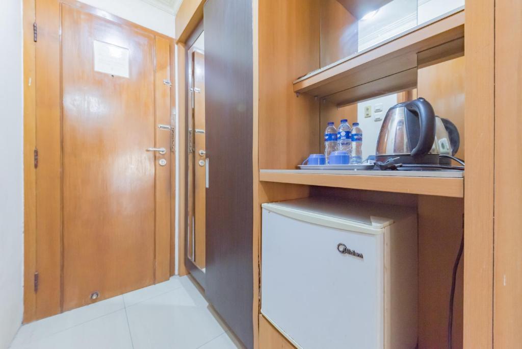 Kuchyň nebo kuchyňský kout v ubytování Urbanview Hotel Crown Tasikmalaya by RedDoorz