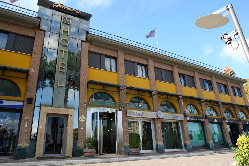un edificio all'angolo di una strada di Hotel Futura Centro Congressi a Napoli