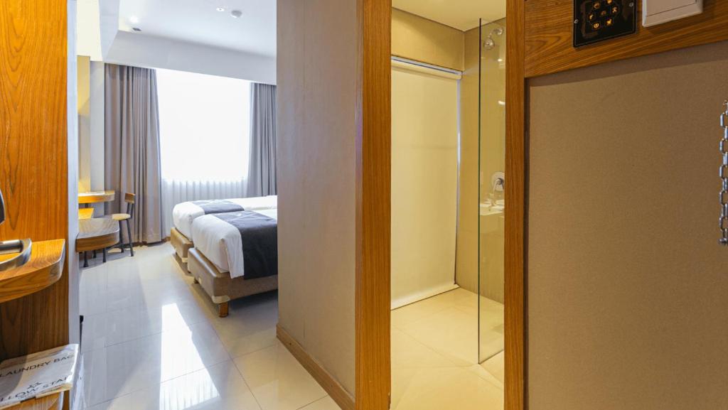 Postel nebo postele na pokoji v ubytování Yellow Star Ambarukmo Hotel