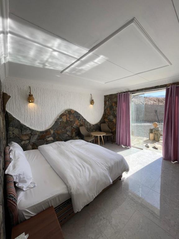 Postel nebo postele na pokoji v ubytování Balcony walk rest house Jabal shams