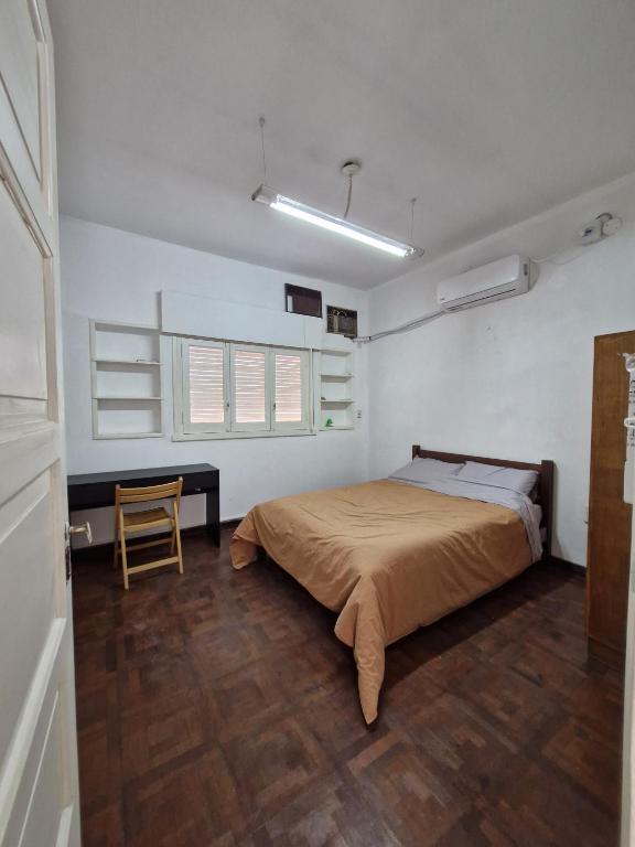 a bedroom with a bed and a table and a chair at Habitación de Casa en Av San Martin 422 in Santa Rosa