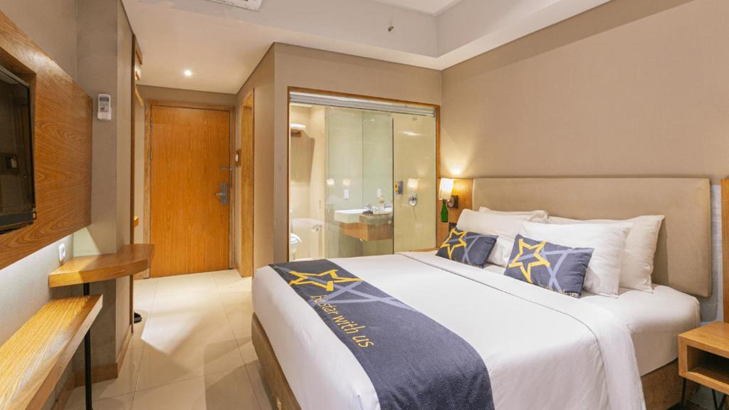 Cama o camas de una habitación en Yellow Star Gejayan Hotel
