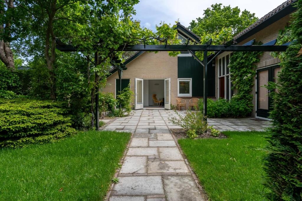 Κήπος έξω από το Hello Zeeland - Holidayhome Beukenlaan 4