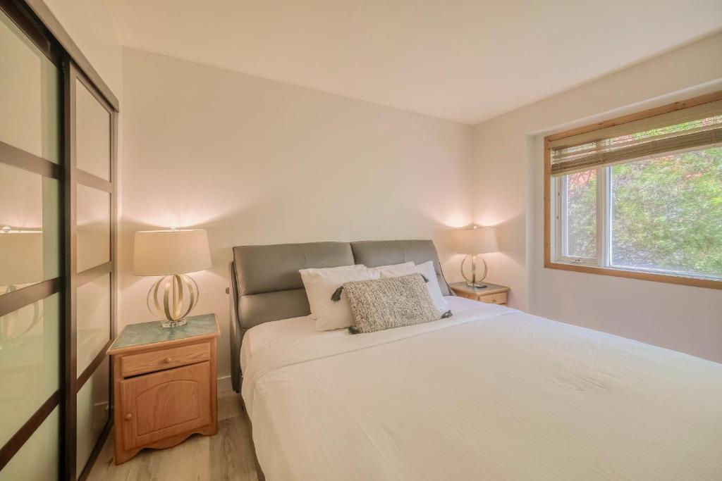Postel nebo postele na pokoji v ubytování Bow Valley Chalets-Entire 2 King Bedrooms townhouse