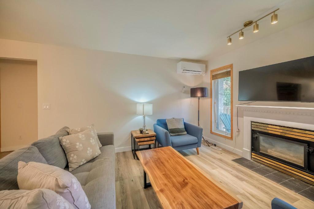 Posezení v ubytování Bow Valley Chalets-Entire 2 King Bedrooms townhouse