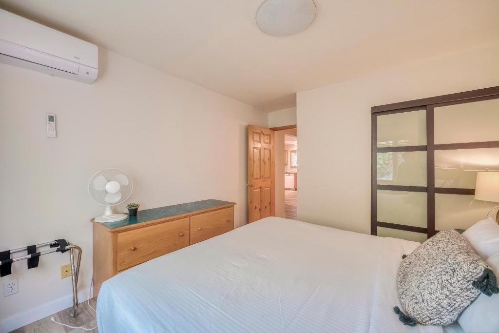 Postel nebo postele na pokoji v ubytování Bow Valley Chalets-Entire 2 King Bedrooms townhouse
