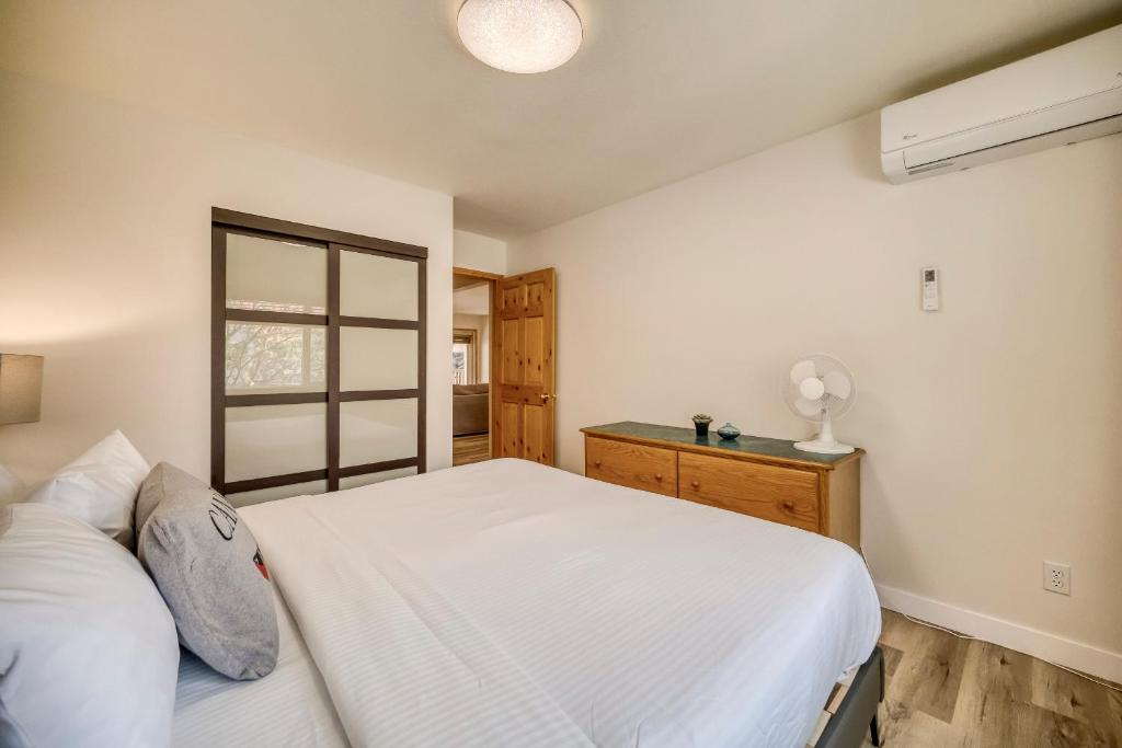 Postel nebo postele na pokoji v ubytování Bow Valley Chalets-Entire 2 King Bedrooms townhouse
