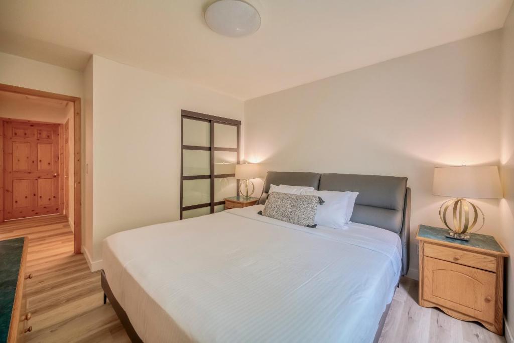 Postel nebo postele na pokoji v ubytování Bow Valley Chalets-Entire 2 King Bedrooms townhouse