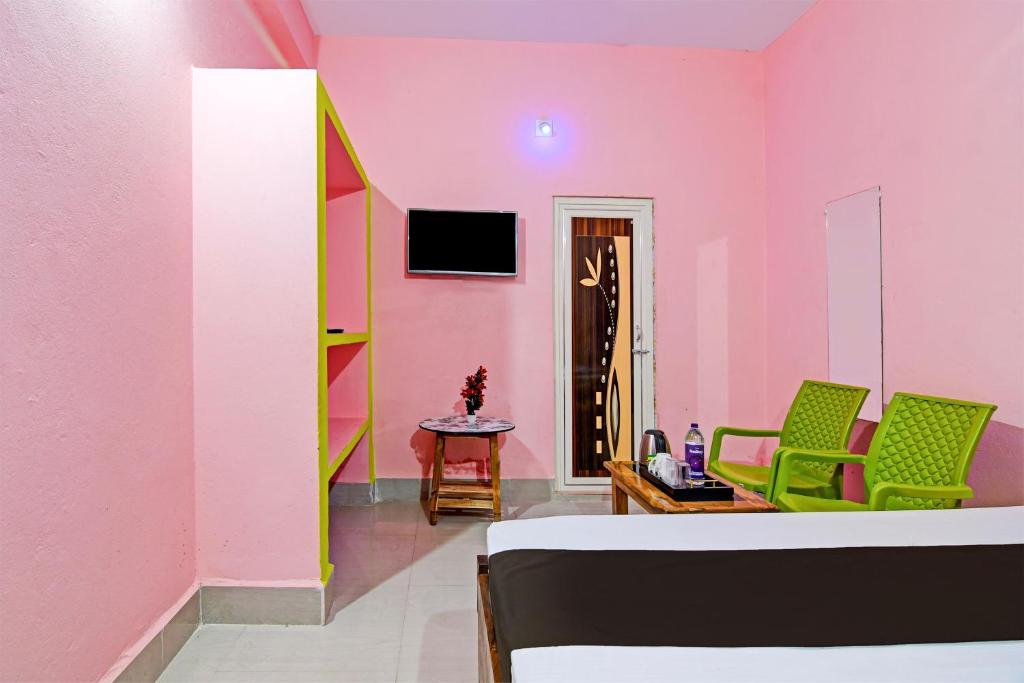 TV a/nebo společenská místnost v ubytování Super Hotel O Khushi Guest House