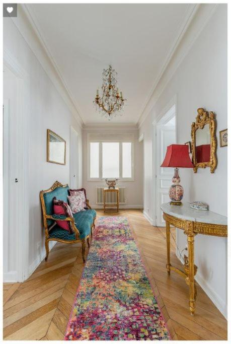 un salon avec une chaise et une table dans l'établissement RUE Saint DIDier Champs Élysées, à Paris