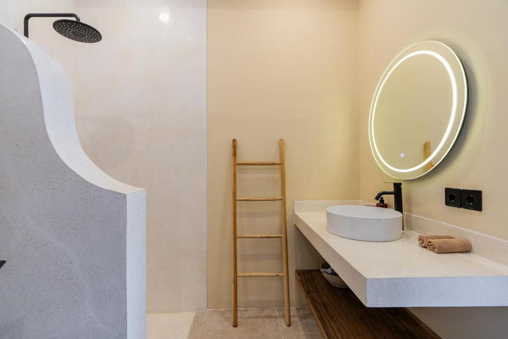 Koupelna v ubytování Casa Mimosa - 2BR Mediterranean Villa-Getaway Near Beach&Cafés