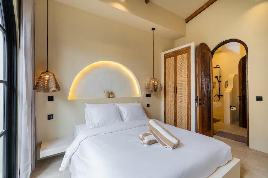 Postel nebo postele na pokoji v ubytování Casa Mimosa - 2BR Mediterranean Villa-Getaway Near Beach&Cafés
