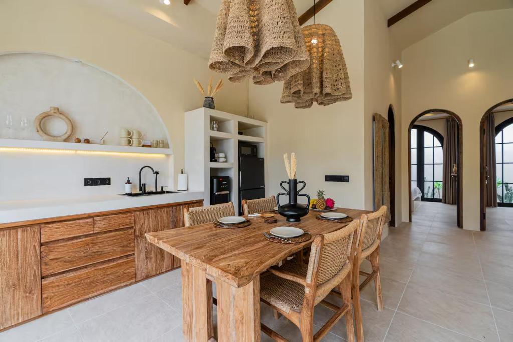Kuchyň nebo kuchyňský kout v ubytování Casa Mimosa - 2BR Mediterranean Villa-Getaway Near Beach&Cafés