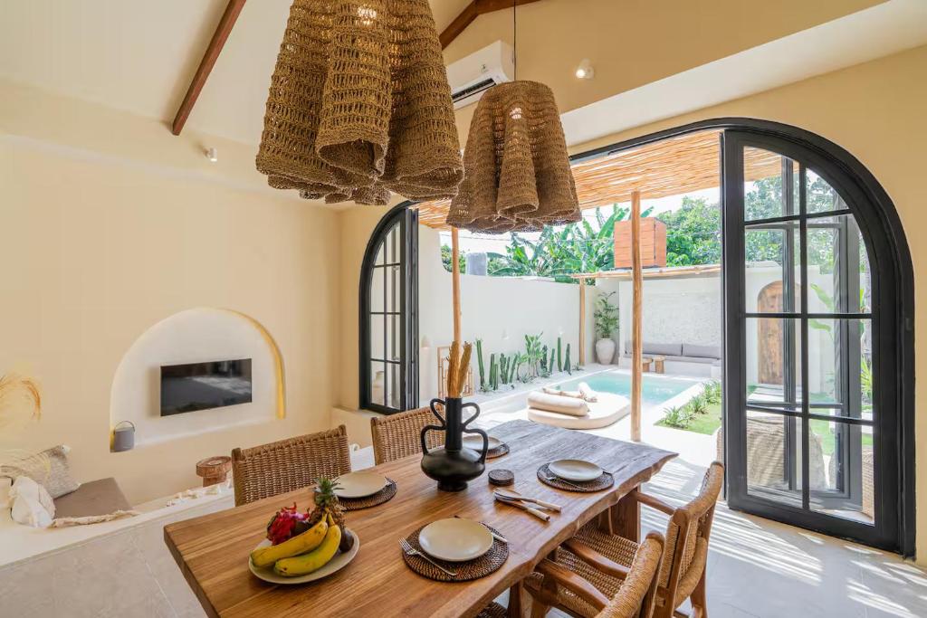 Fotografie z fotogalerie ubytování Casa Mimosa - 2BR Mediterranean Villa-Getaway Near Beach&Cafés v destinaci Tanah Lot