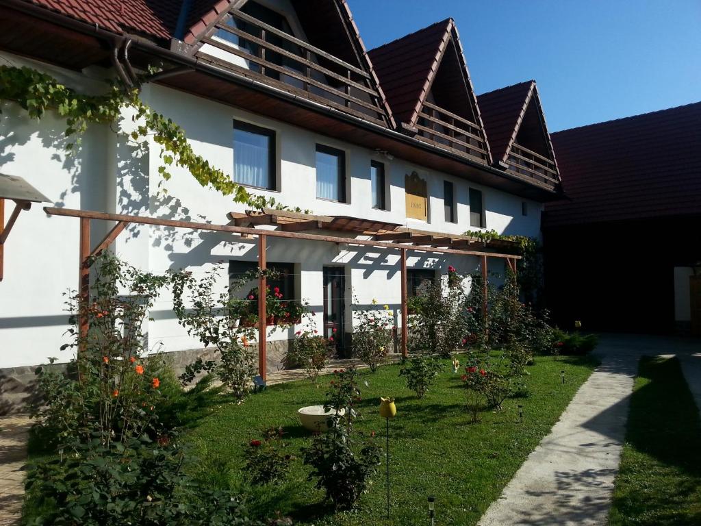 a house with a garden in front of it at Casa Gross in Cristian