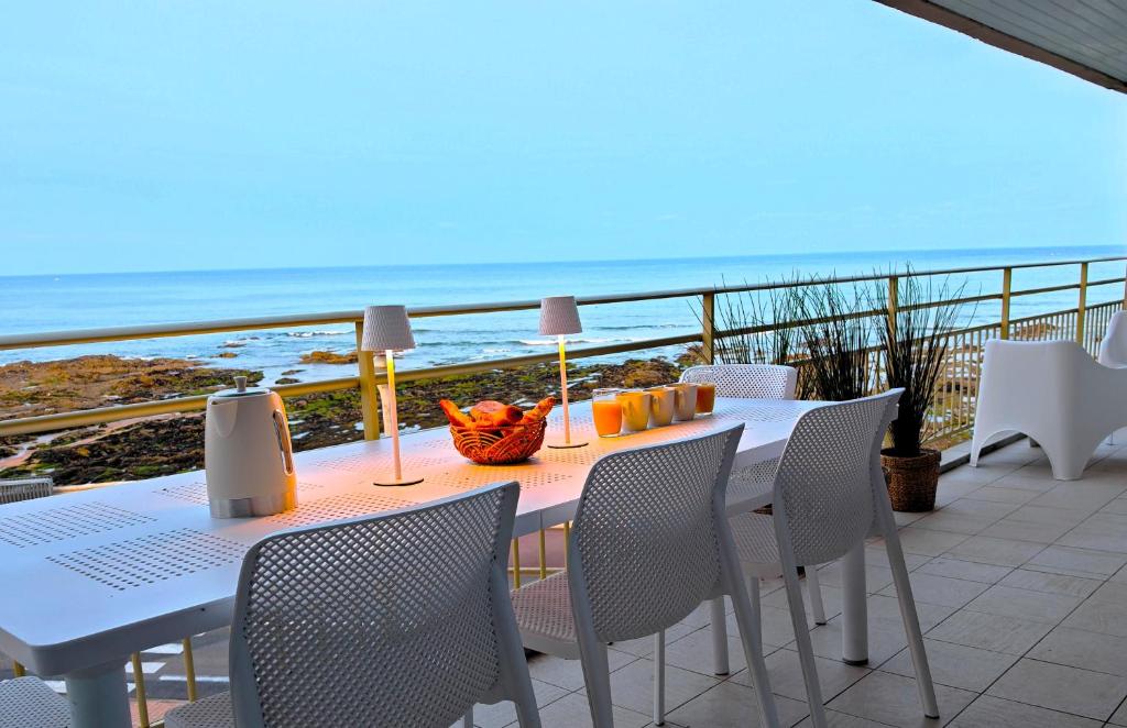 Pemandangan laut umum atau pemandangan laut yang diambil dari apartmen