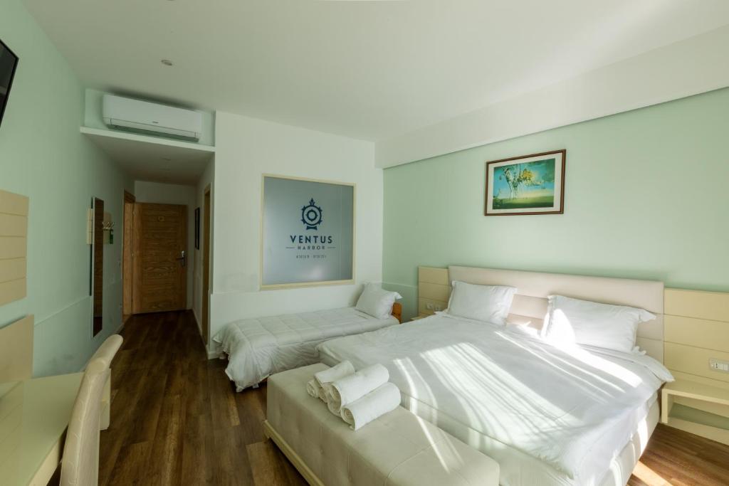 Postel nebo postele na pokoji v ubytování Ventus Harbor Hotel
