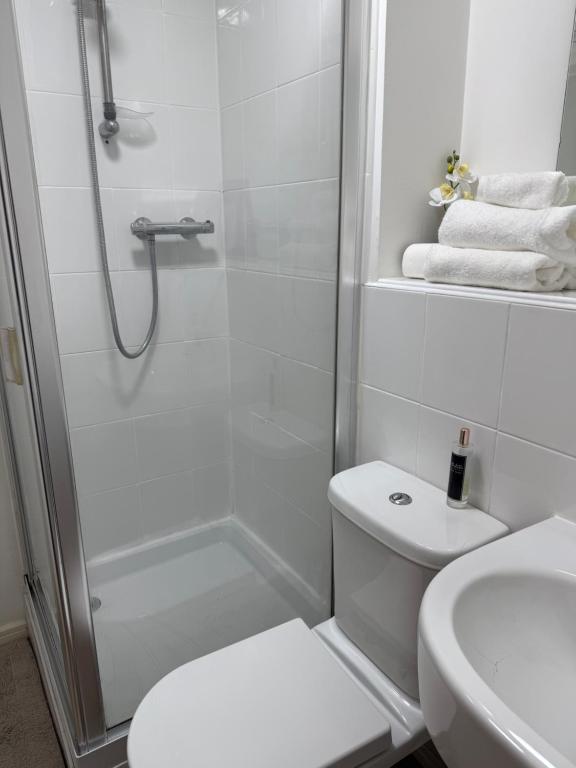 Bagno di Cozy room in a shared flat by Etihad and Coop Live Arena