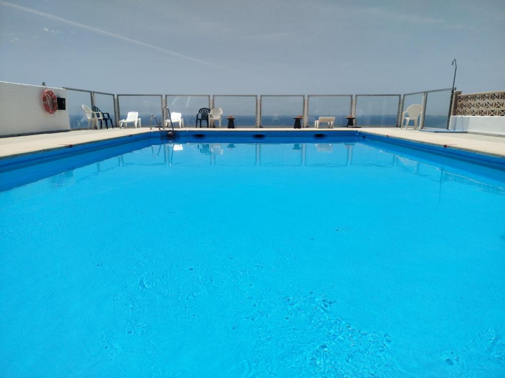 ein großer blauer Swimmingpool auf einem Gebäude in der Unterkunft De la Montaña al Mar in Almería