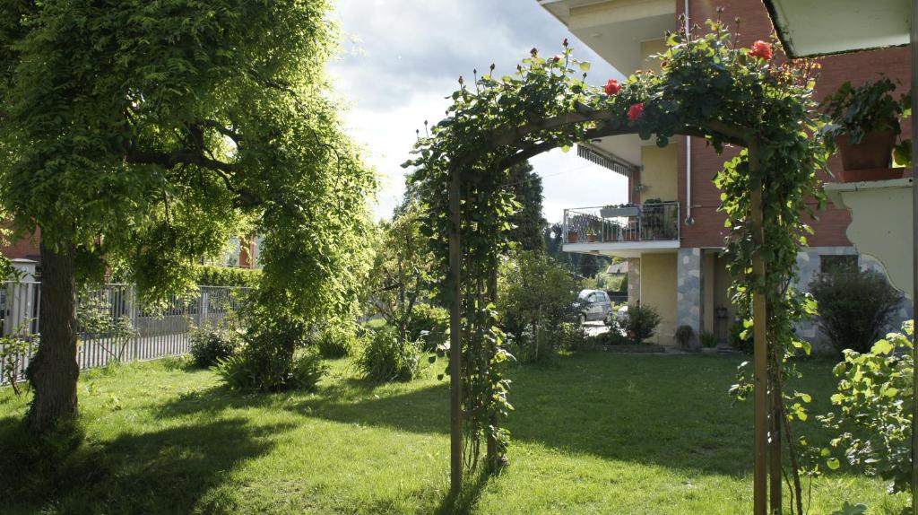 einen Bogen mit Efeu auf einem Hof in der Unterkunft Il Piccione Viaggiatore in Banchette