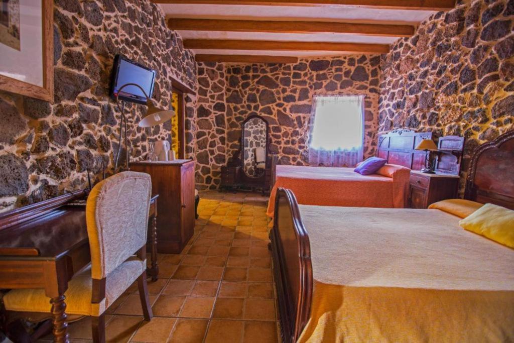 a room with a room with a bed and a table at Confortable Alojamiento con Piscina y Estilo in Villaverde