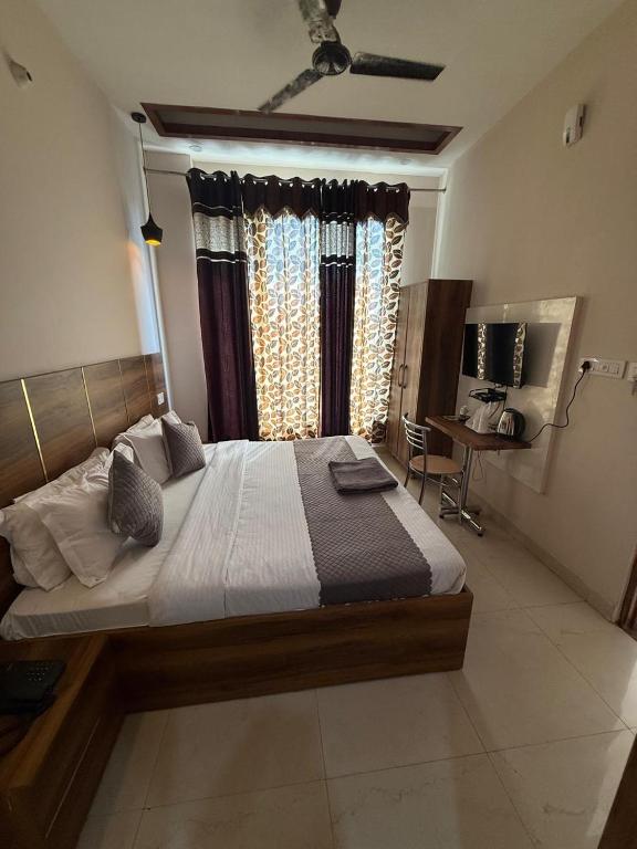 Postel nebo postele na pokoji v ubytování Hotel kartik