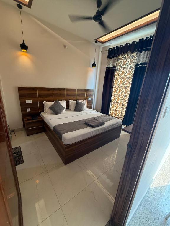 Postel nebo postele na pokoji v ubytování Hotel kartik