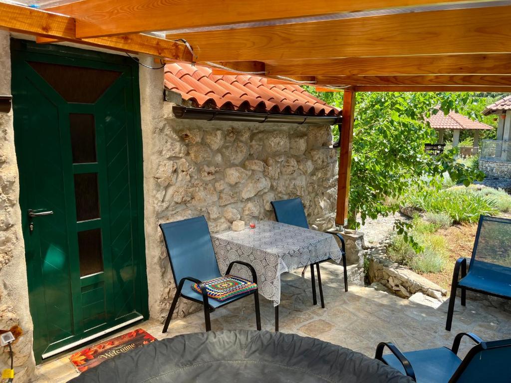 Patio alebo iná vonkajšia časť ubytovania Apartman Robi