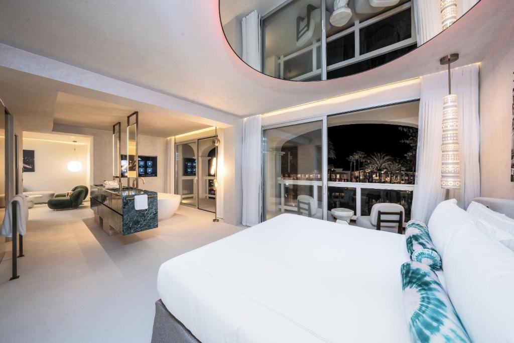 Posteľ alebo postele v izbe v ubytovaní Destino Five Ibiza - 5-Star Grand Luxe Resort