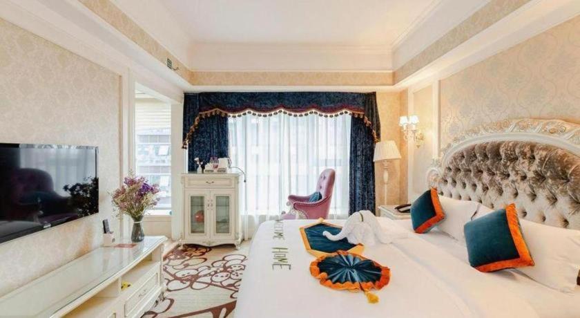 Chengdu French Theme Gold Palaceにあるテレビまたはエンターテインメントセンター