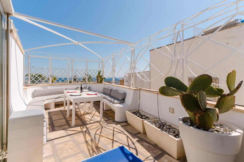 En balkon eller terrasse på Dimora storica Torre Matta Otranto