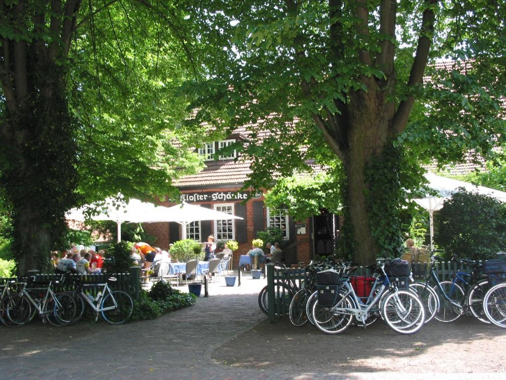 grupa rowerów zaparkowanych przed budynkiem w obiekcie Klosterschänke Hude Hotel Ferienwohnungen Restaurant Café w mieście Hude