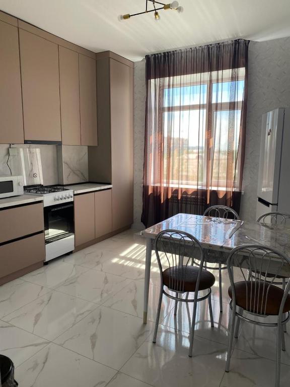 Kuchyň nebo kuchyňský kout v ubytování Квартира