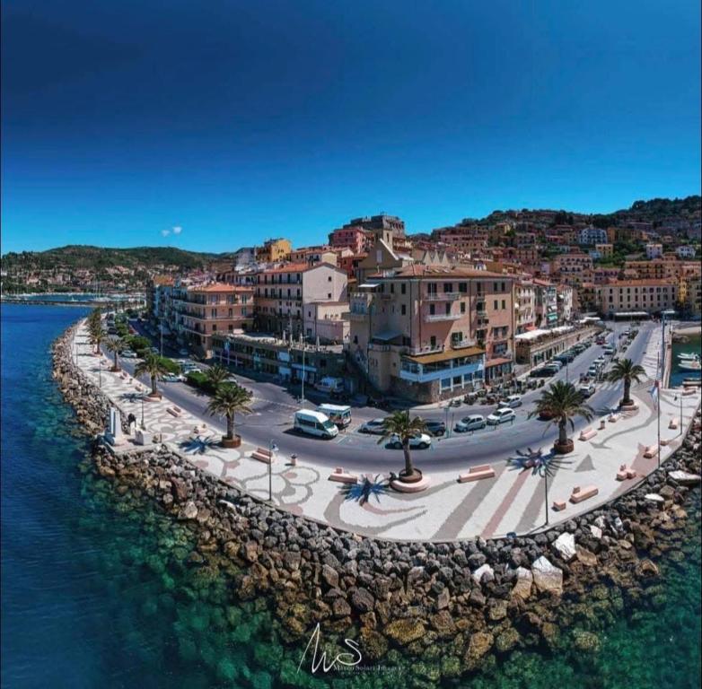 widok miasta nad wodą z lotu ptaka w obiekcie Ne parliamo Stasera w mieście Porto Santo Stefano