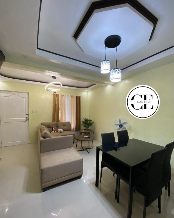 ein Wohnzimmer mit Sofa und Tisch in der Unterkunft Cathy's Transient House in Bacoor