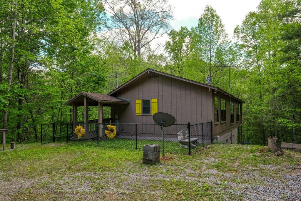 ガトリンバーグにあるThe Bird Hallarの森の中の小屋