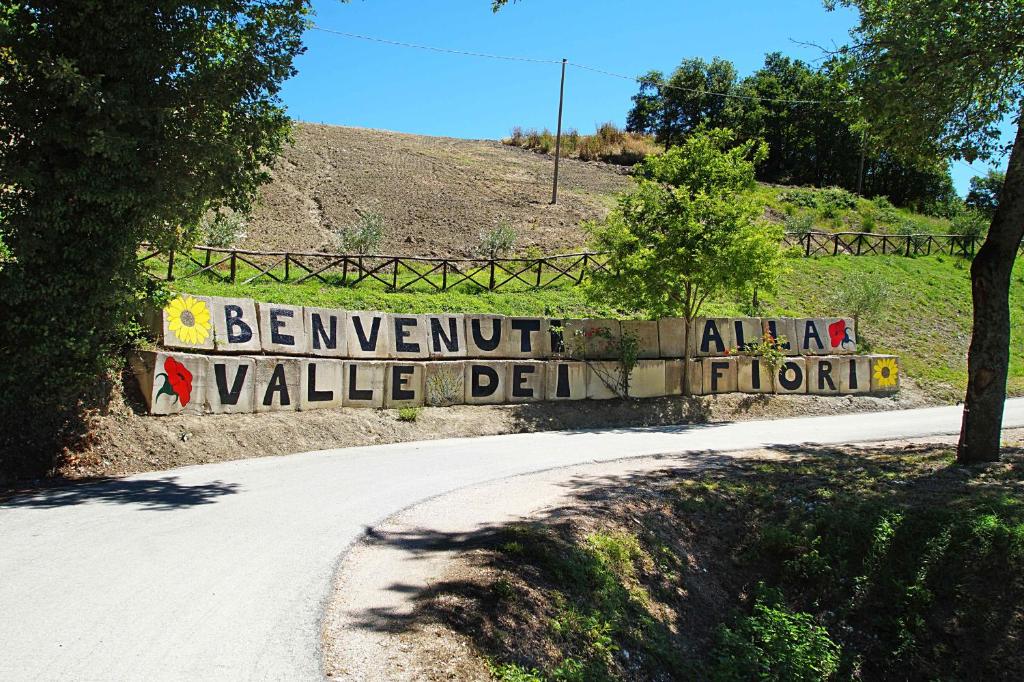 un cartello per l'ingresso di una strada a valle derwent di La Valle dei Fiori di Bellucci Rosanna a Torre deʼ Calzolari