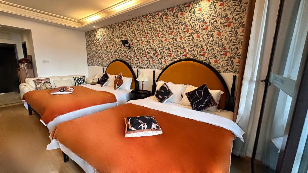 Postel nebo postele na pokoji v ubytování Su Man Designer River View Hotel宿漫设计师江景酒店重庆洪崖洞店