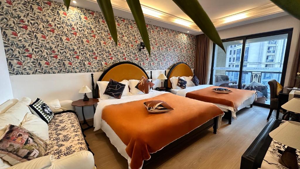 Postel nebo postele na pokoji v ubytování Su Man Designer River View Hotel宿漫设计师江景酒店重庆洪崖洞店