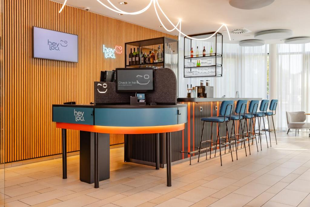 TV a/nebo společenská místnost v ubytování Hey Lou Hotel Hildesheim