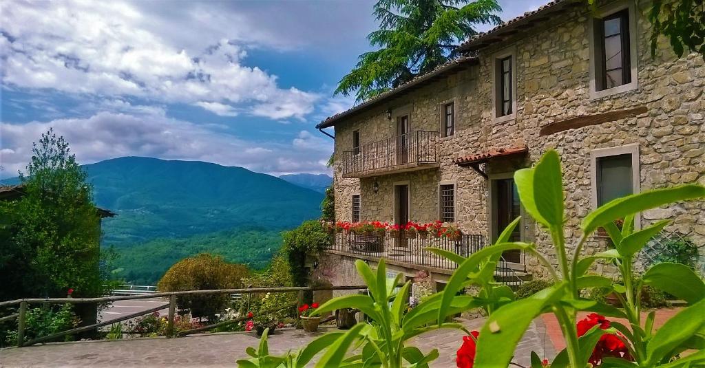 カスティリオーネ・ディ・ガルファニャーナにあるB&B Il Casale delle Pianacceの山の景色を望む建物