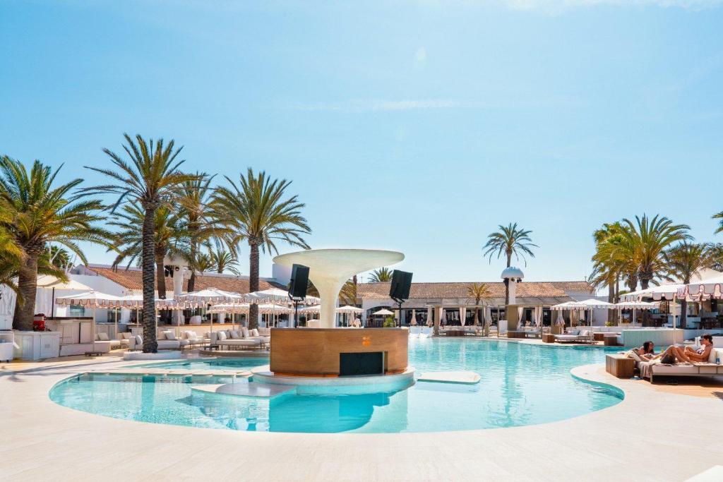 Bazén v ubytovaní Destino Five Ibiza - 5-Star Grand Luxe Resort alebo v jeho blízkosti