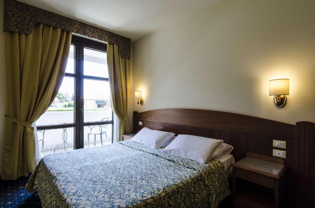 Postel nebo postele na pokoji v ubytování Hotel Smeraldo