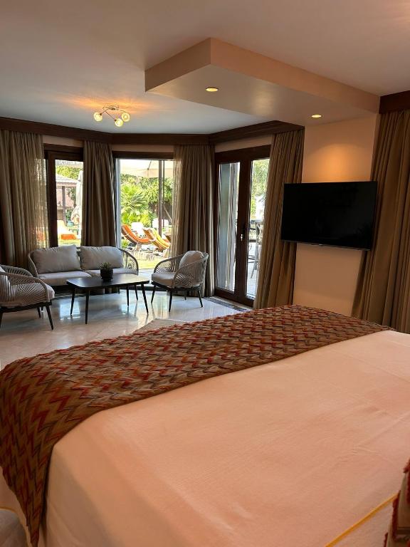 A bed or beds in a room at Doors Urla Hotel & Bungalows