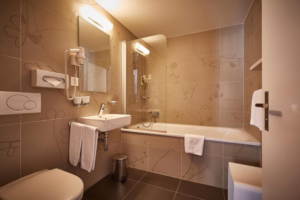 Koupelna v ubytování Hotel Landhaus