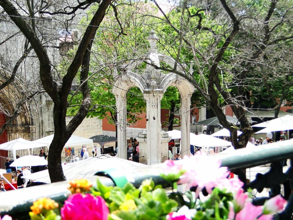 un ramo de flores delante de un edificio en The Pessoa, en Lisboa