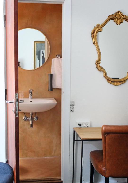 a bathroom with a sink and a mirror at Milling Hotel Ansgar in Odense