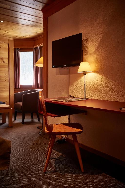 TV a/nebo společenská místnost v ubytování Hotel Landhaus